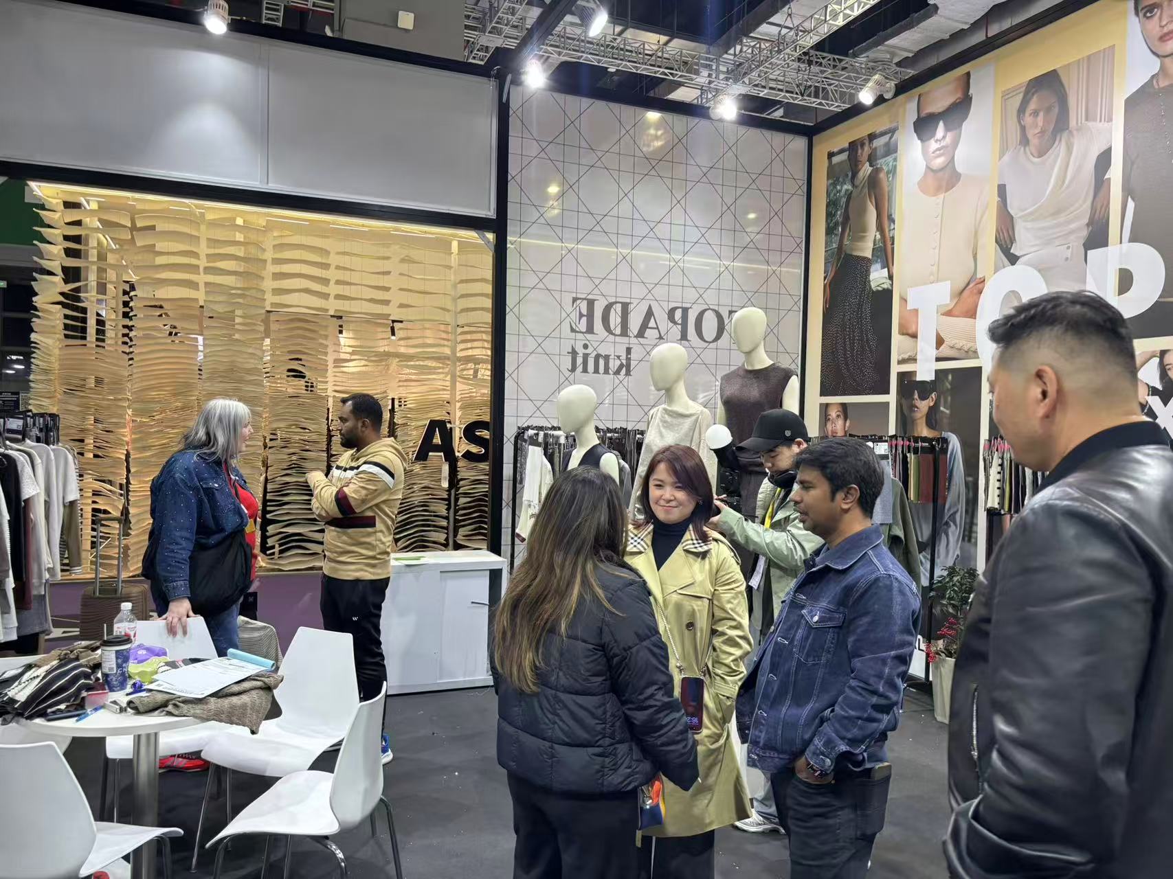 Topade meeting customers at Shanghai Exhibition 2026